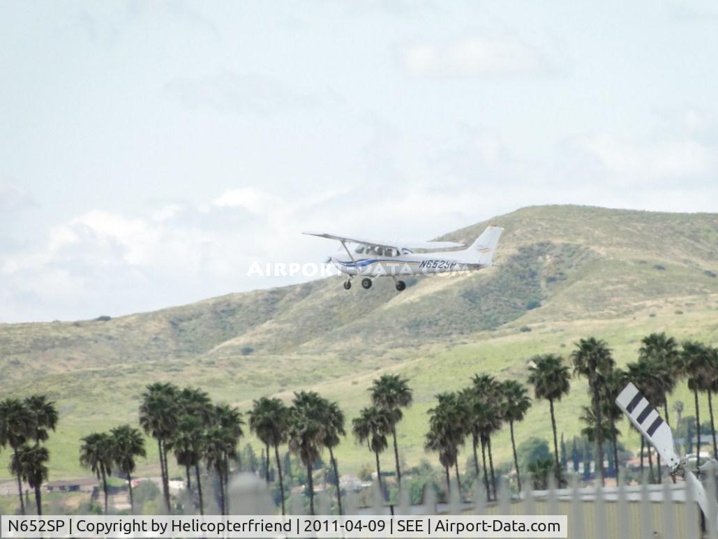 N652SP, 1998 Cessna 172S C/N 172S8058, Taking off in the gusty wind