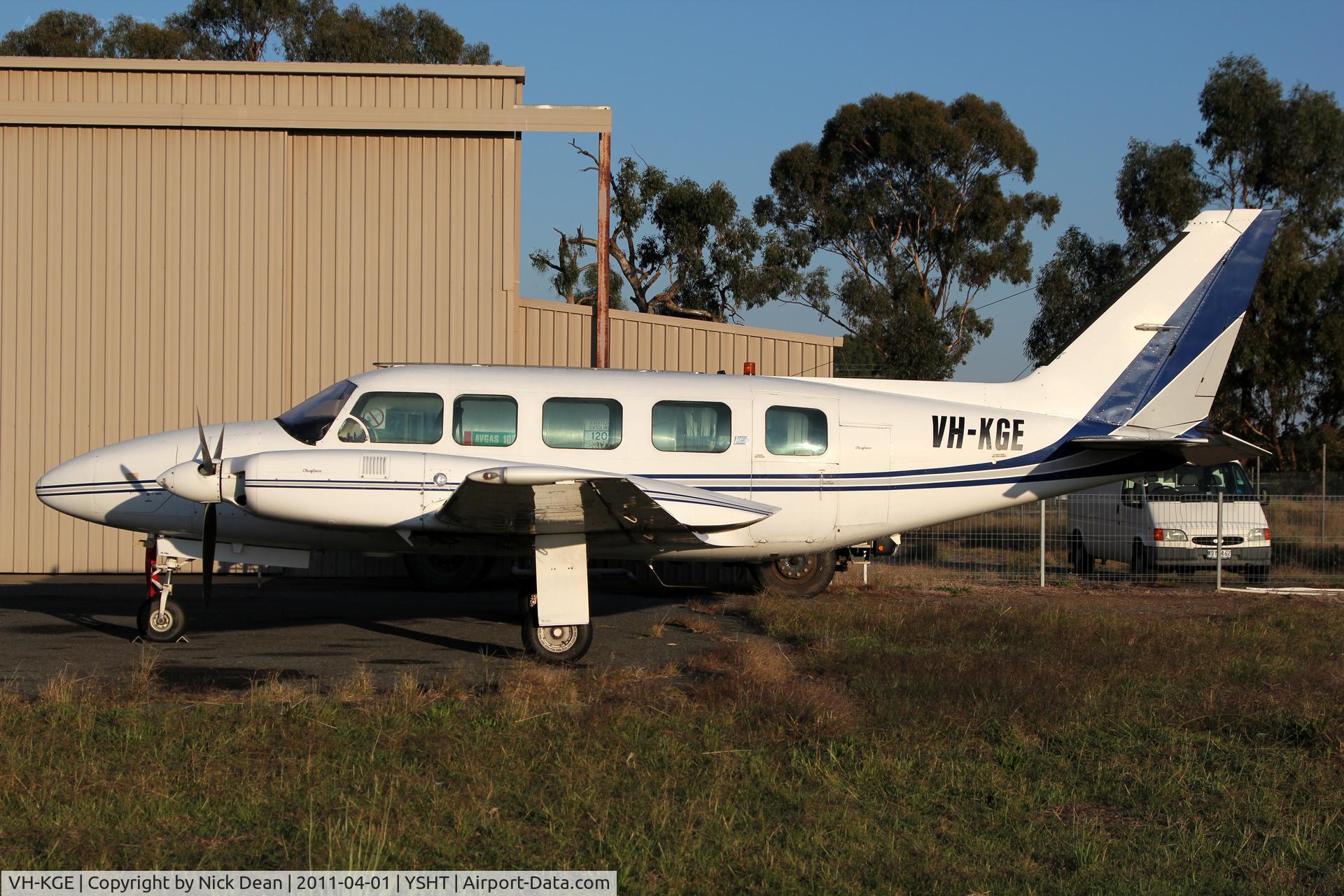 VH-KGE, 1977 Piper PA-31-350 Chieftain C/N 31-7752114, YSHT