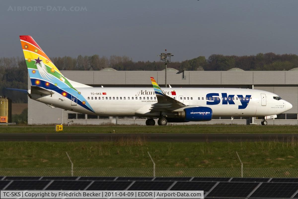TC-SKS, 2001 Boeing 737-83N C/N 32348, taxying to the gate