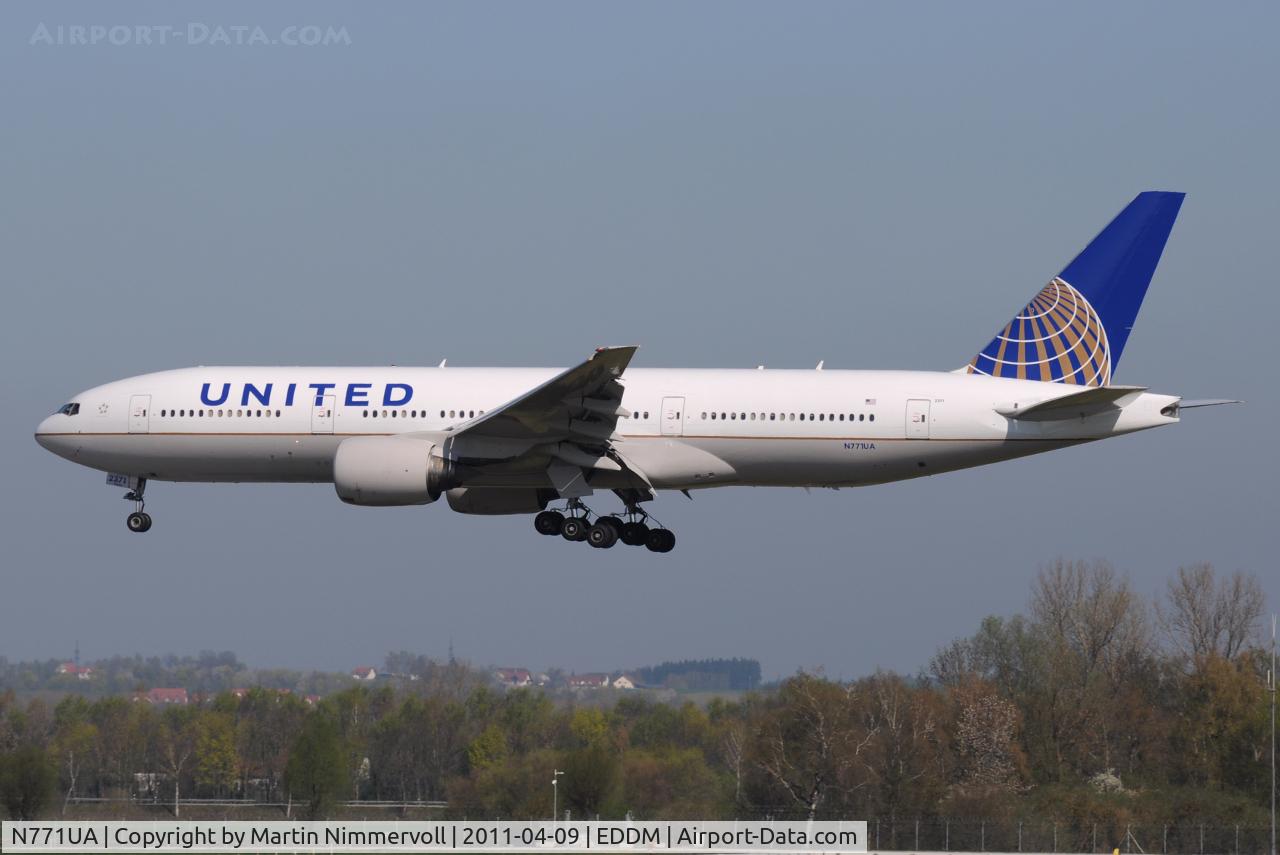 N771UA, 1995 Boeing 777-222 C/N 26932, United Airlines