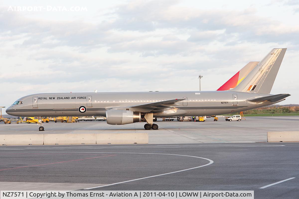 NZ7571, 1992 Boeing 757-2K2 C/N 26633, New Zealand Air Force B757