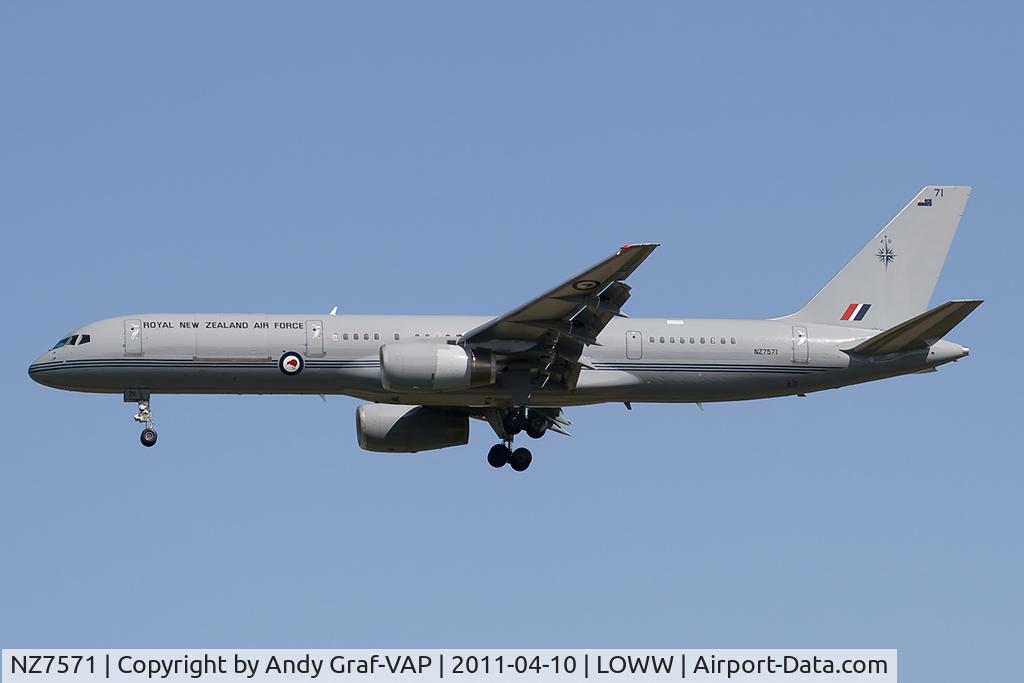 NZ7571, 1992 Boeing 757-2K2 C/N 26633, New Zealand - Air Force 757-200