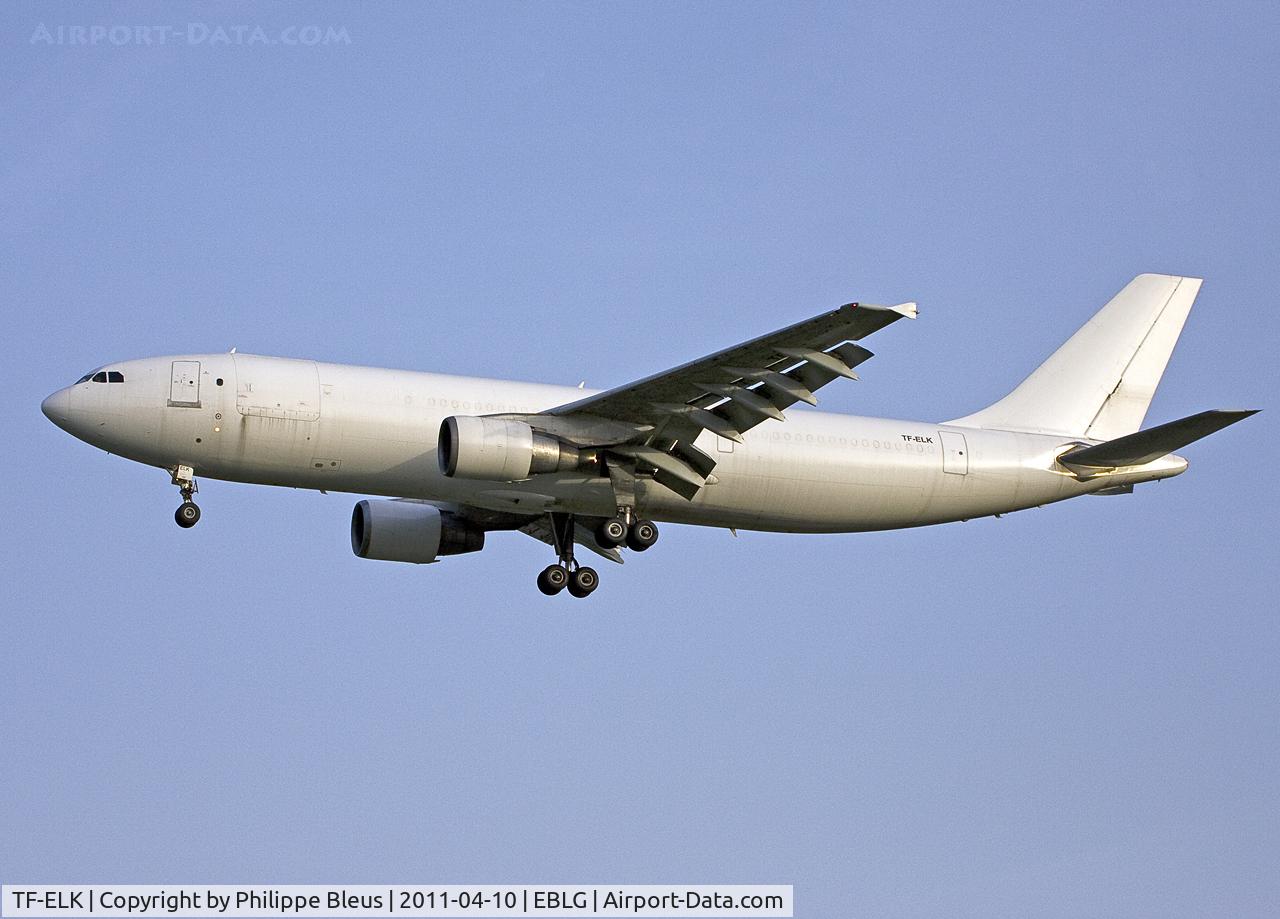 TF-ELK, 1990 Airbus A300B4-622R(F) C/N 557, Last minute surprise : untitled freighter (Islandsflug) on short final rwy 05R.