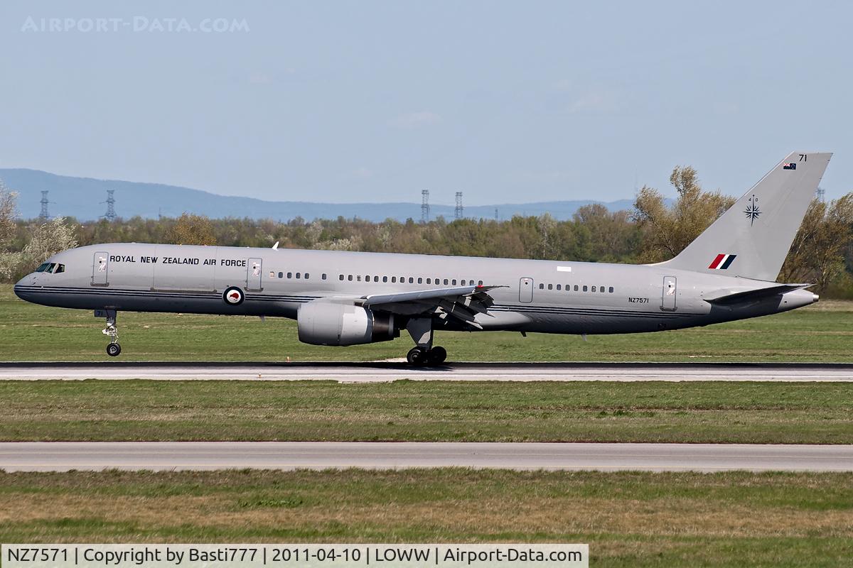 NZ7571, 1992 Boeing 757-2K2 C/N 26633, NZ7571 @Vienna