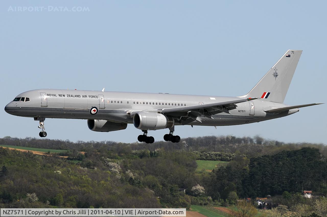 NZ7571, 1992 Boeing 757-2K2 C/N 26633, Royal New Zealand Air Force