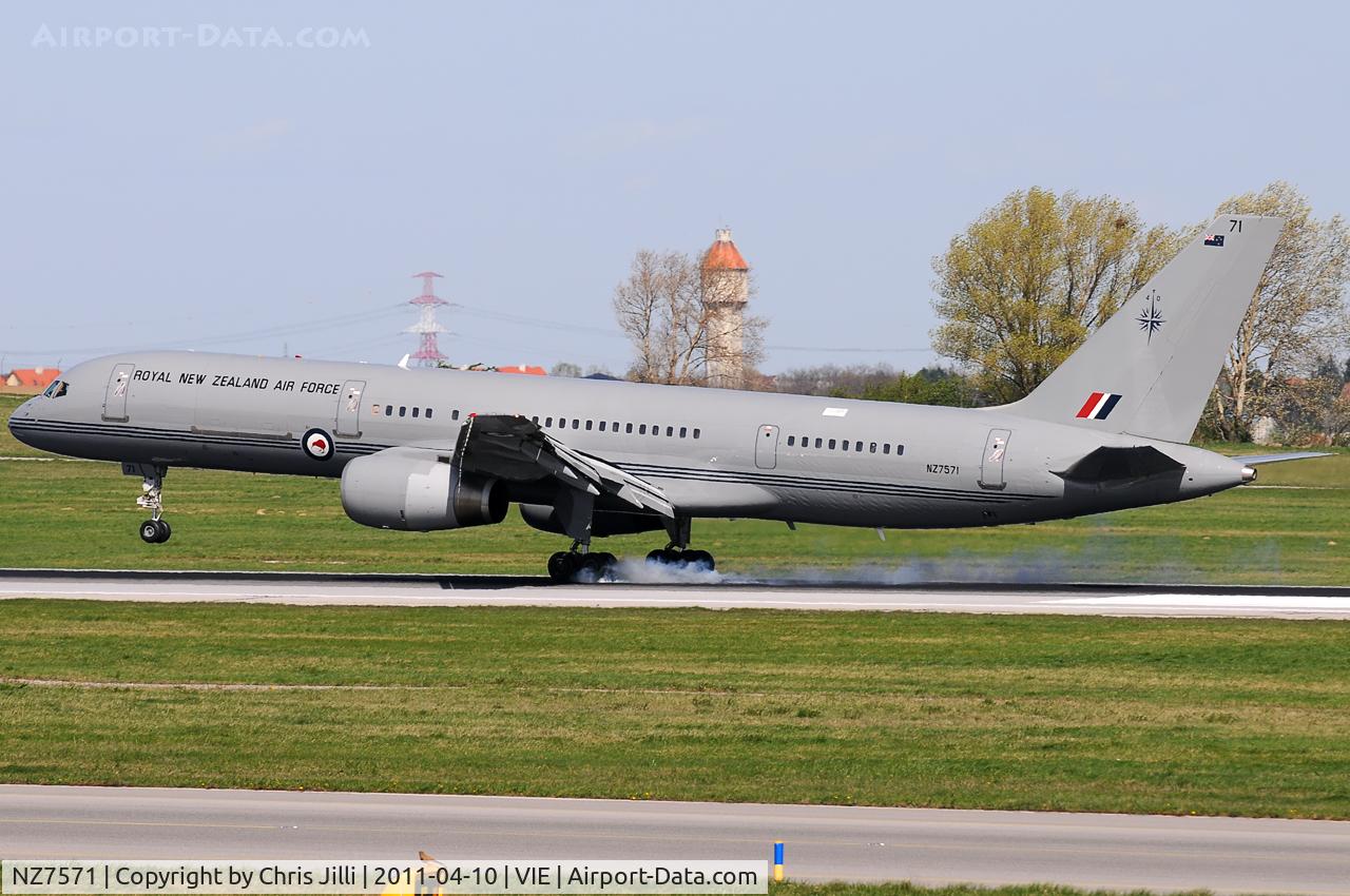 NZ7571, 1992 Boeing 757-2K2 C/N 26633, Royal New Zealand Air Force
