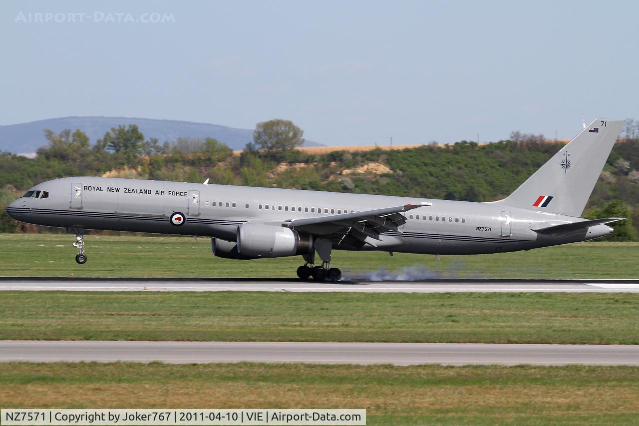 NZ7571, 1992 Boeing 757-2K2 C/N 26633, Royal New Zealand Air Force