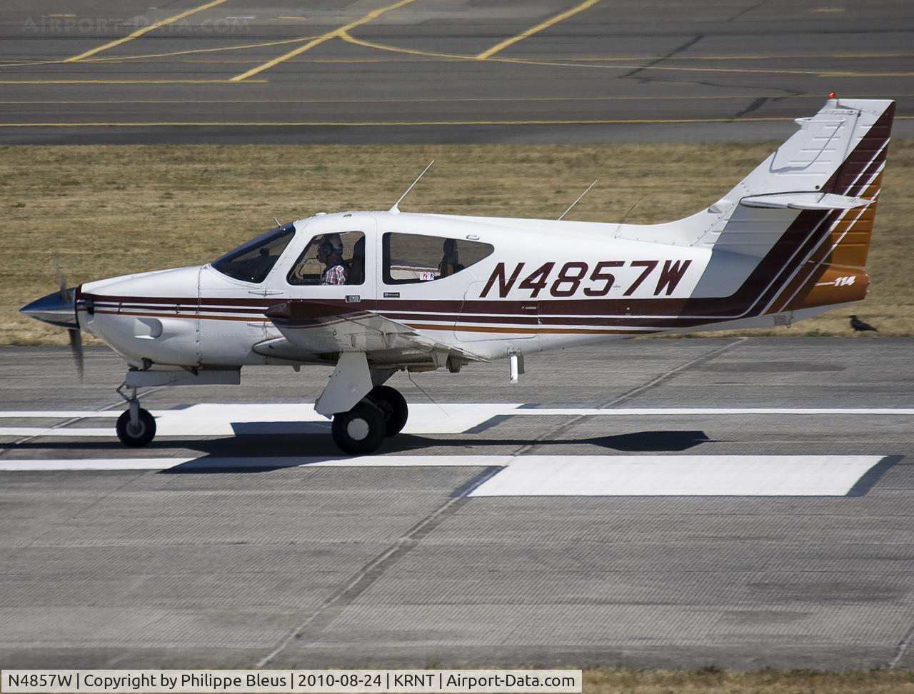 N4857W, 1976 Rockwell International 114 Commander C/N 14187, Short airplane ! Just before rolling over keynotes of rwy 34.
