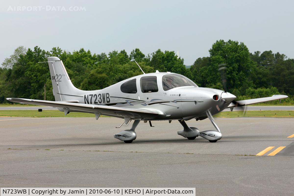 N723WB, Cirrus SR22 GTS C/N 3498, Taxiing to the pumps.