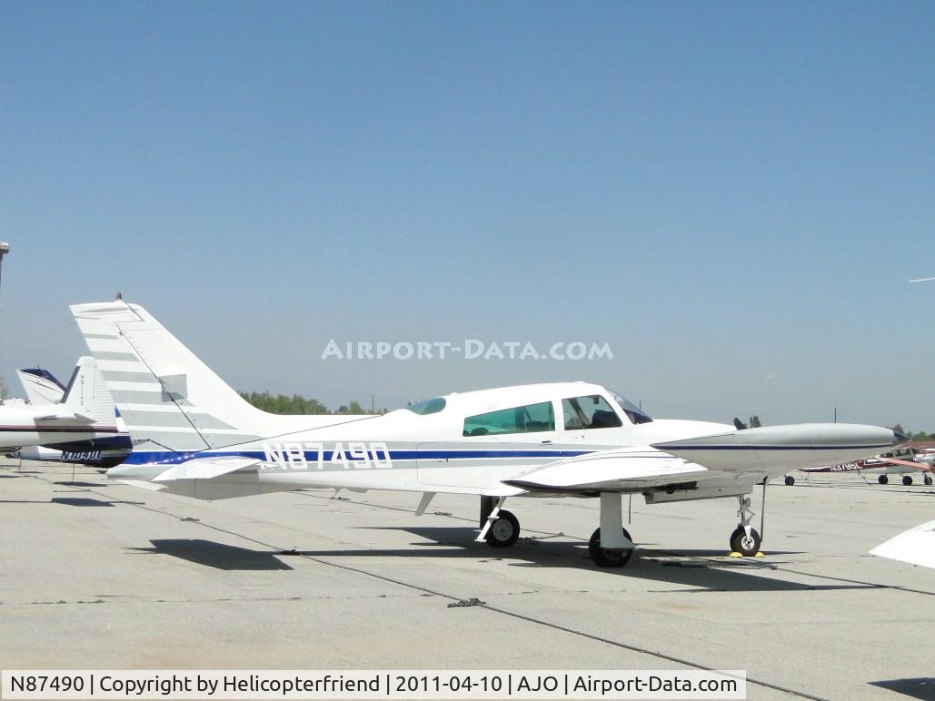 N87490, 1976 Cessna 310R C/N 310R0591, Was parked and no one aoround and tail strobe was flashing