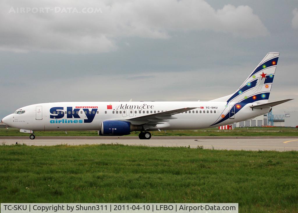 TC-SKU, 2000 Boeing 737-883 C/N 30194, Taxiing to the Terminal...