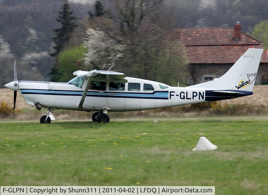 F-GLPN, Cessna 207 Soloy Turbine PAC C/N 207-00595, On take for a new paratrooping flight...