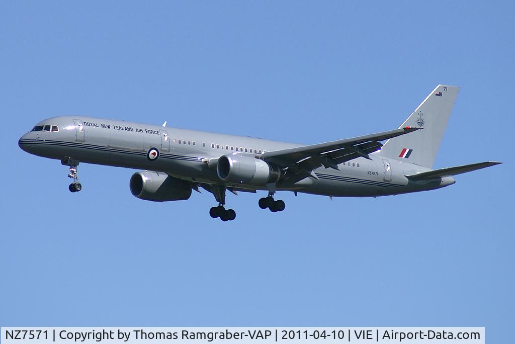 NZ7571, 1992 Boeing 757-2K2 C/N 26633, New Zealand - Air Force Boeing 757-200