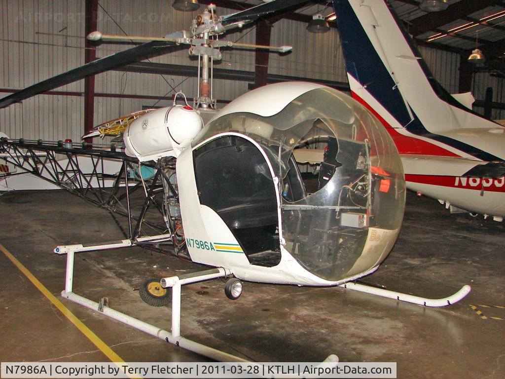 N7986A, Bell 47G C/N 1300, Inside  the Lively Aviation School at Tallahassee Airport