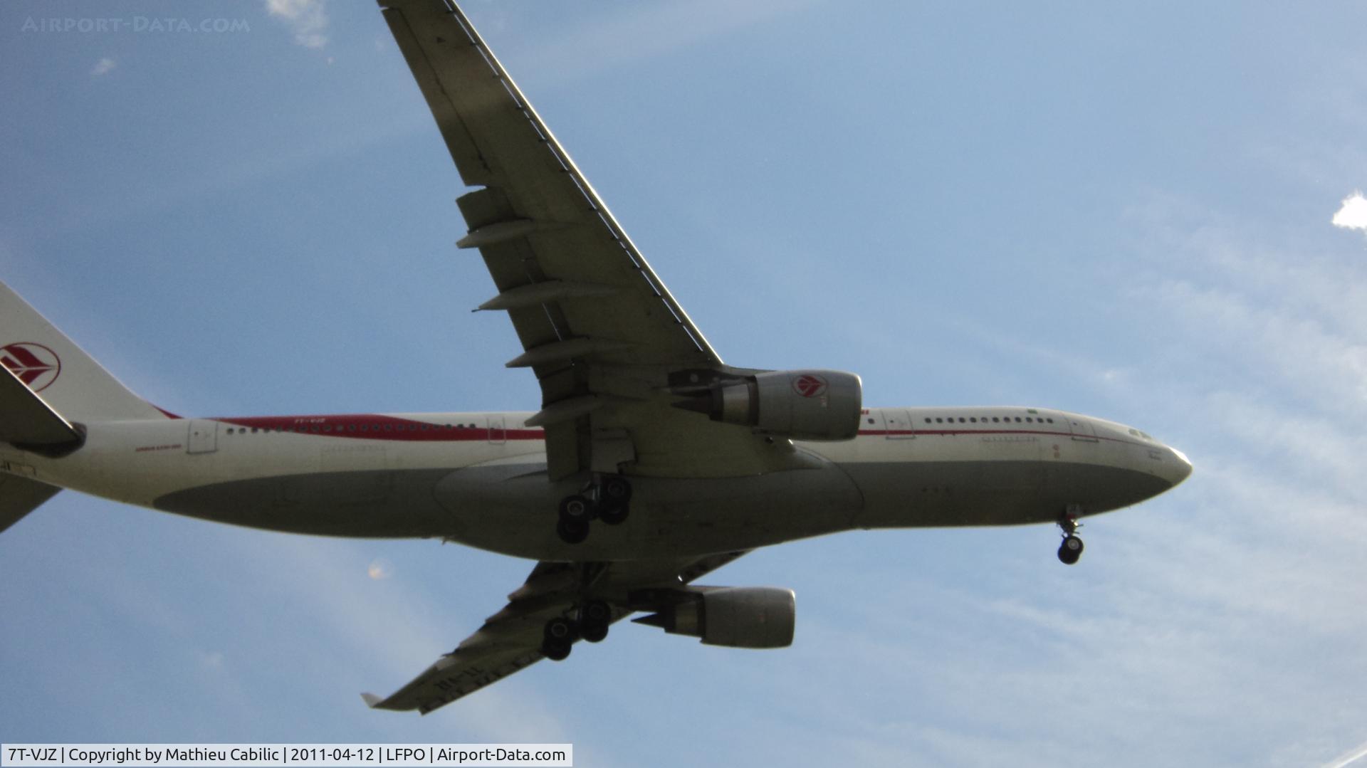 7T-VJZ, 2005 Airbus A330-202 C/N 667, Airbus A330-202 landing runway 26