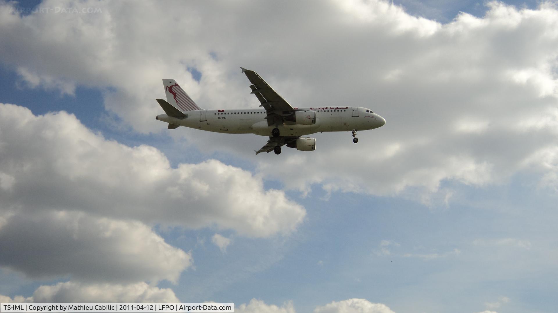 TS-IML, 1999 Airbus A320-211 C/N 0958, Airbus A320-211 landing runway 26