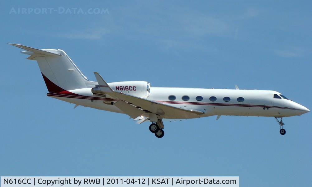 N616CC, 2001 Gulfstream Aerospace G-IV C/N 1455, Landing 12R