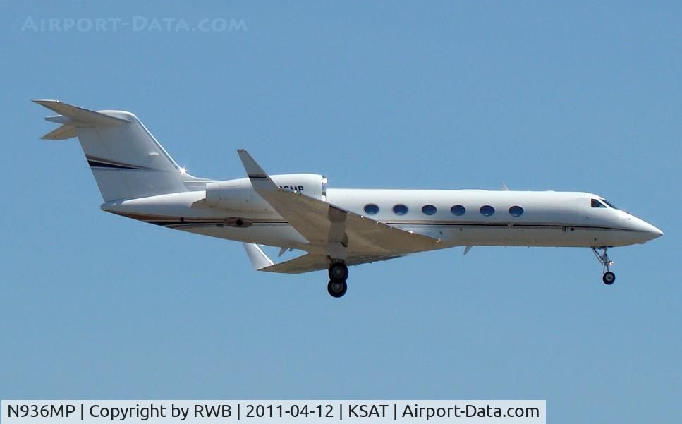 N936MP, 2009 Gulfstream Aerospace GIV-X (G450) C/N 4173, No flaps, landing 12R