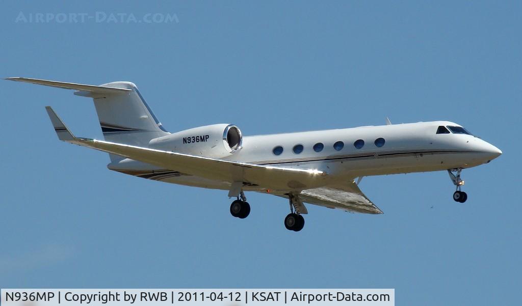 N936MP, 2009 Gulfstream Aerospace GIV-X (G450) C/N 4173, No flaps, landing 12R