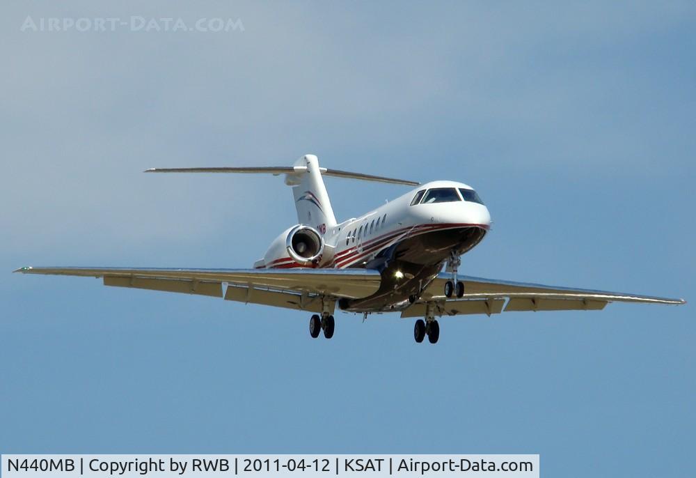 N440MB, 2009 Hawker Beechcraft 4000 C/N RC-33, Landing 12R
