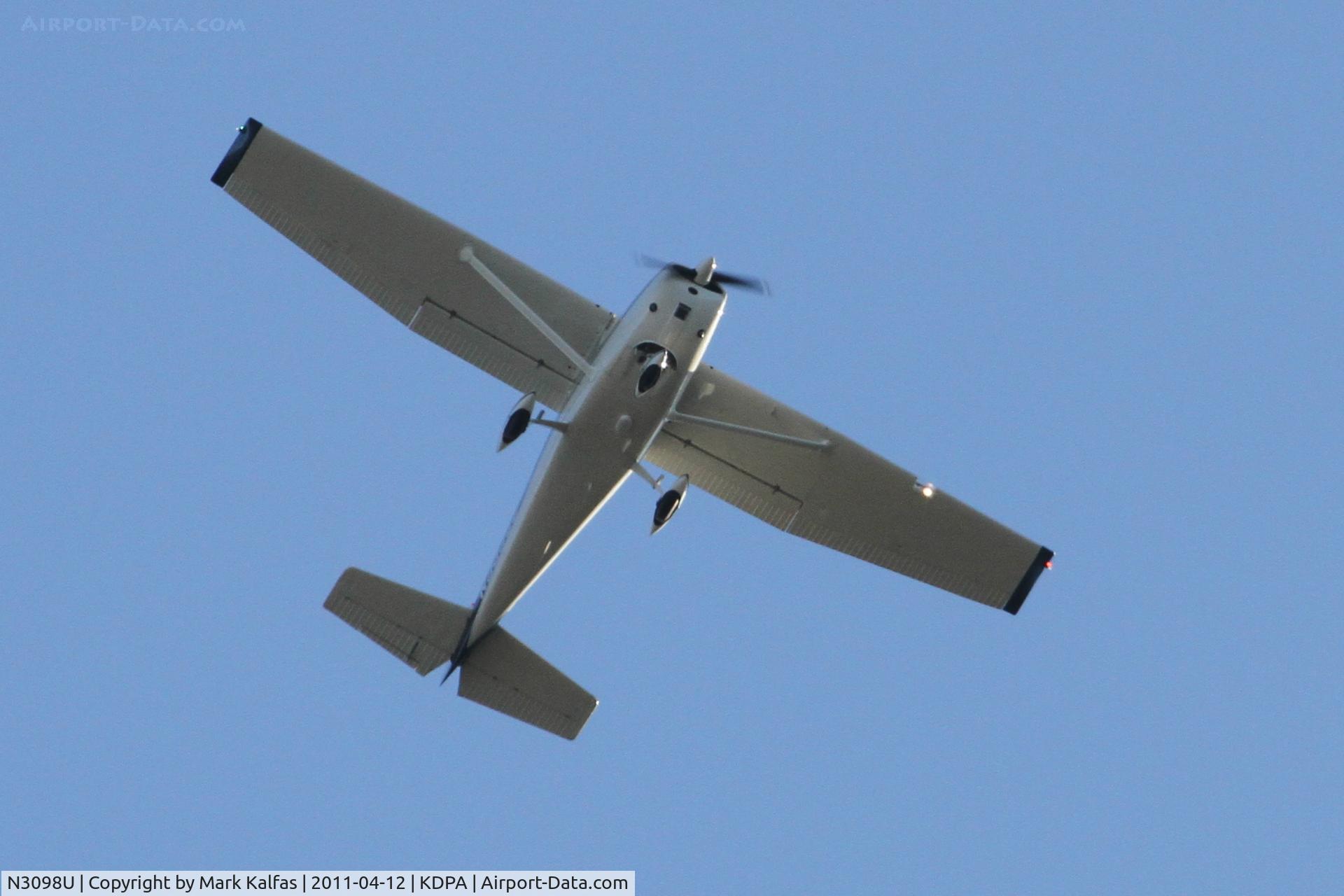N3098U, 1963 Cessna 172E C/N 17250698, Cessna 172E in orbit over Cantigny Golf Course 6 mi SE of KDPA.