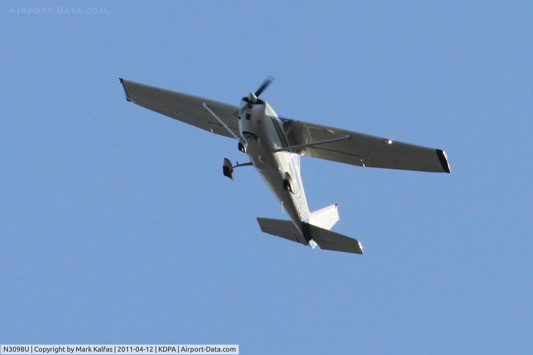 N3098U, 1963 Cessna 172E C/N 17250698, Cessna 172E in orbit over Cantigny Golf Course 6 mi SE of KDPA.