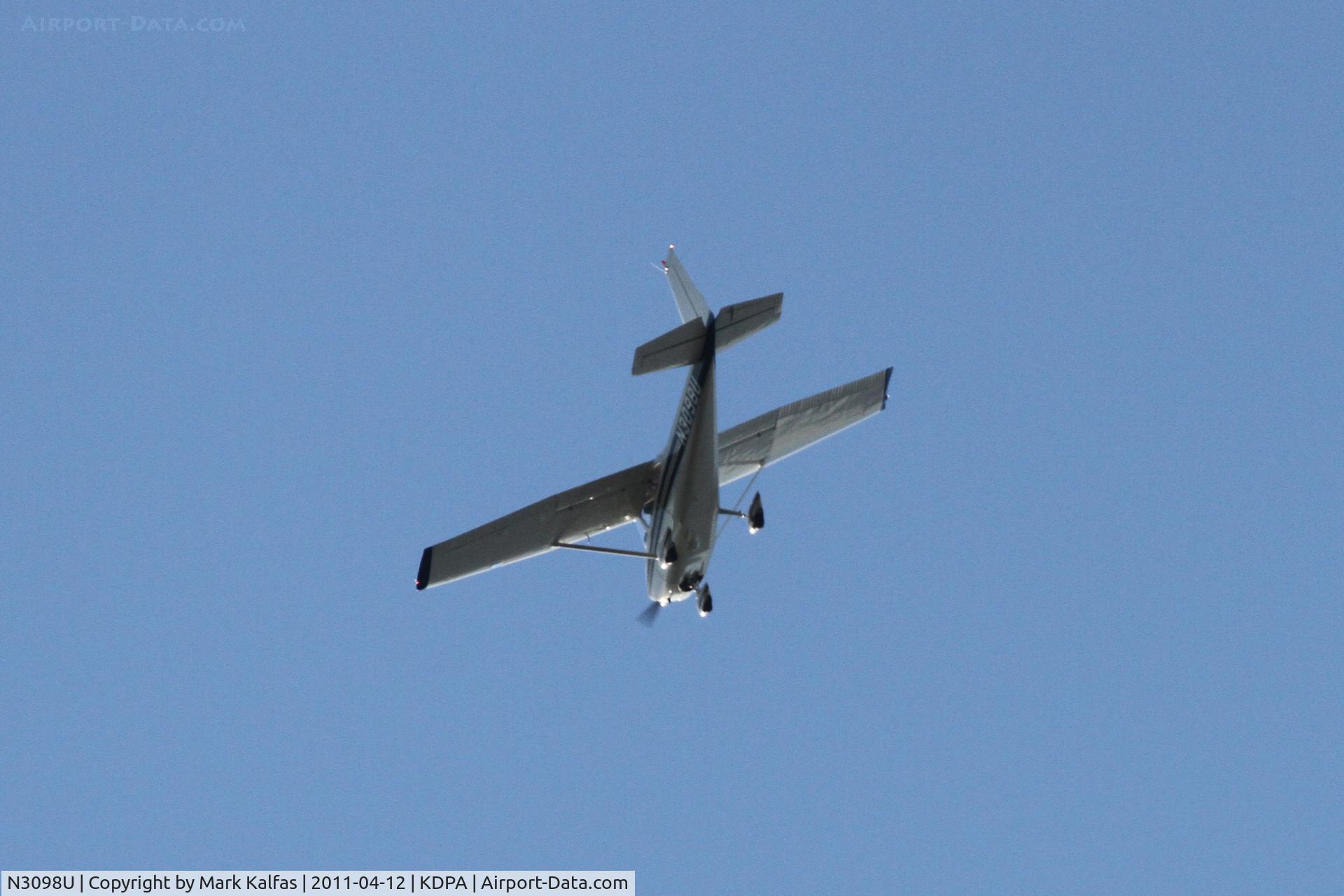 N3098U, 1963 Cessna 172E C/N 17250698, Cessna 172E in orbit over Cantigny Golf Course 6 mi SE of KDPA.