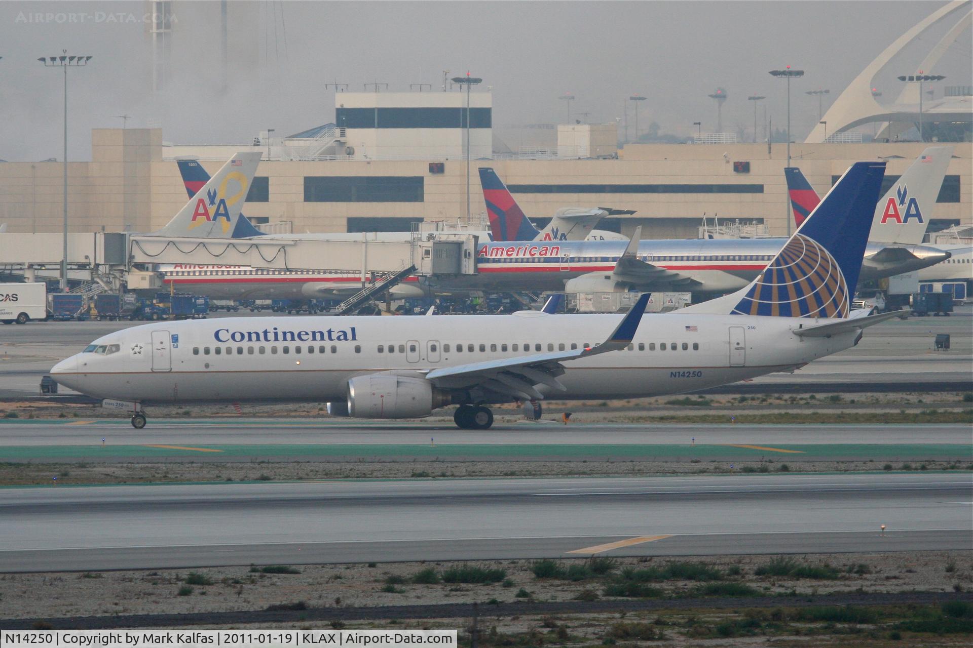 N14250, 1999 Boeing 737-824 C/N 28957, Continental Airlines Boeing 737-824, COA137 arriving from KIAH, on TWY H KLAX.