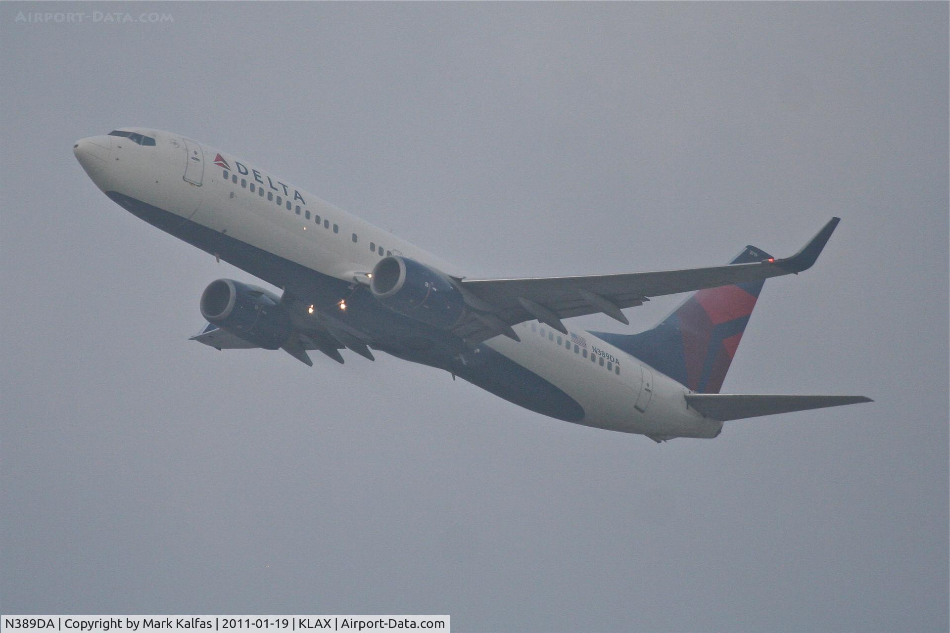 N389DA, 2000 Boeing 737-832 C/N 30376, Delta Airlines Boeing 737-832 departing 25R KLAX.