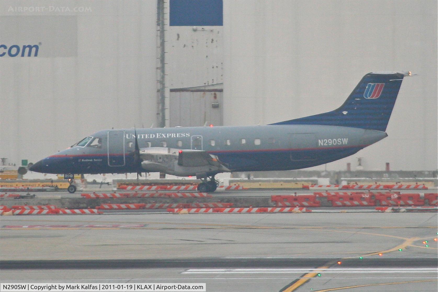 N290SW, 1996 Embraer EMB-120ER Brasilia C/N 120317, SkyWest Embraer EMB-120ER, on TWY C KLAX.