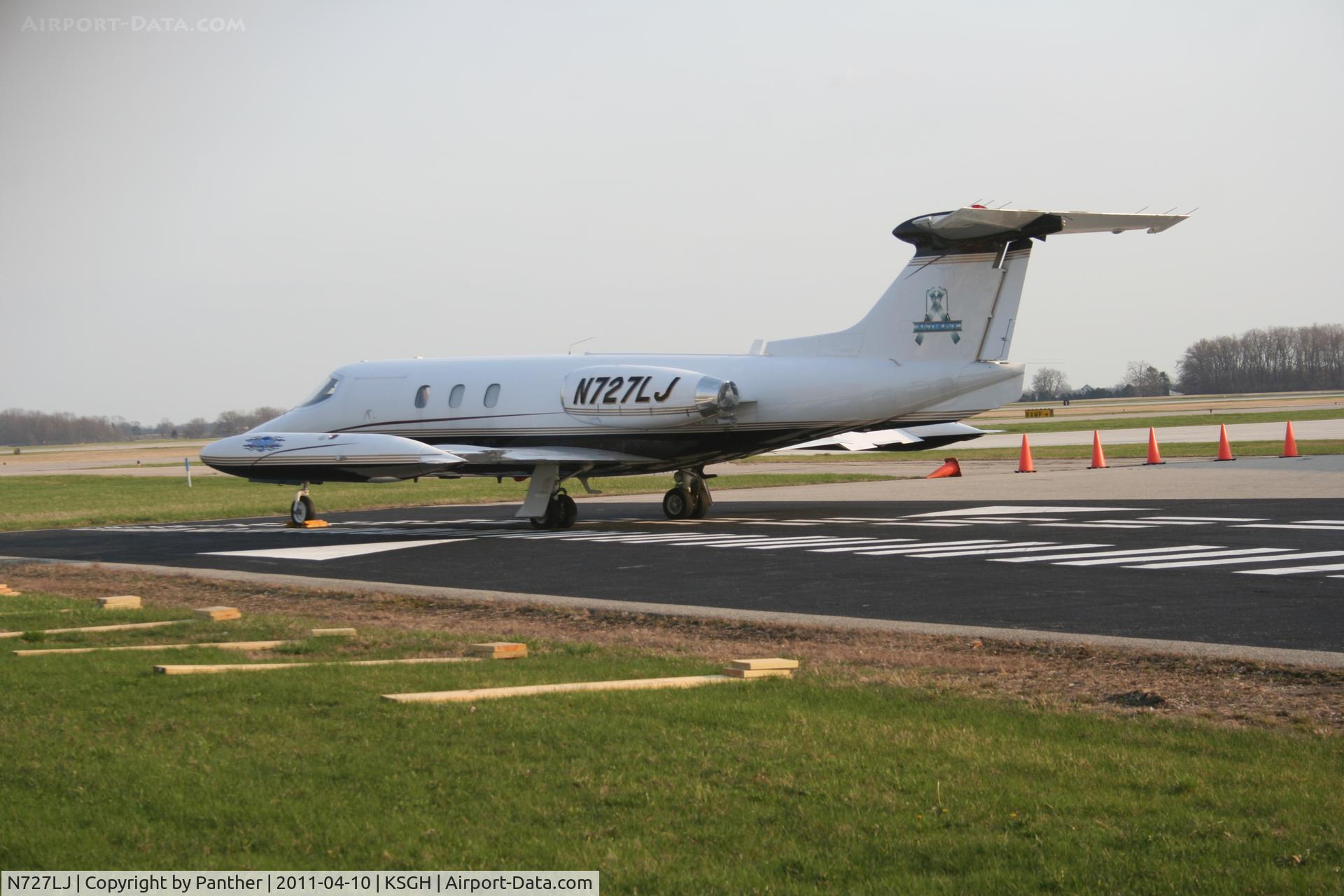 N727LJ, 1969 Learjet 25 C/N 028, It appears the rear of the engines are covered up.
