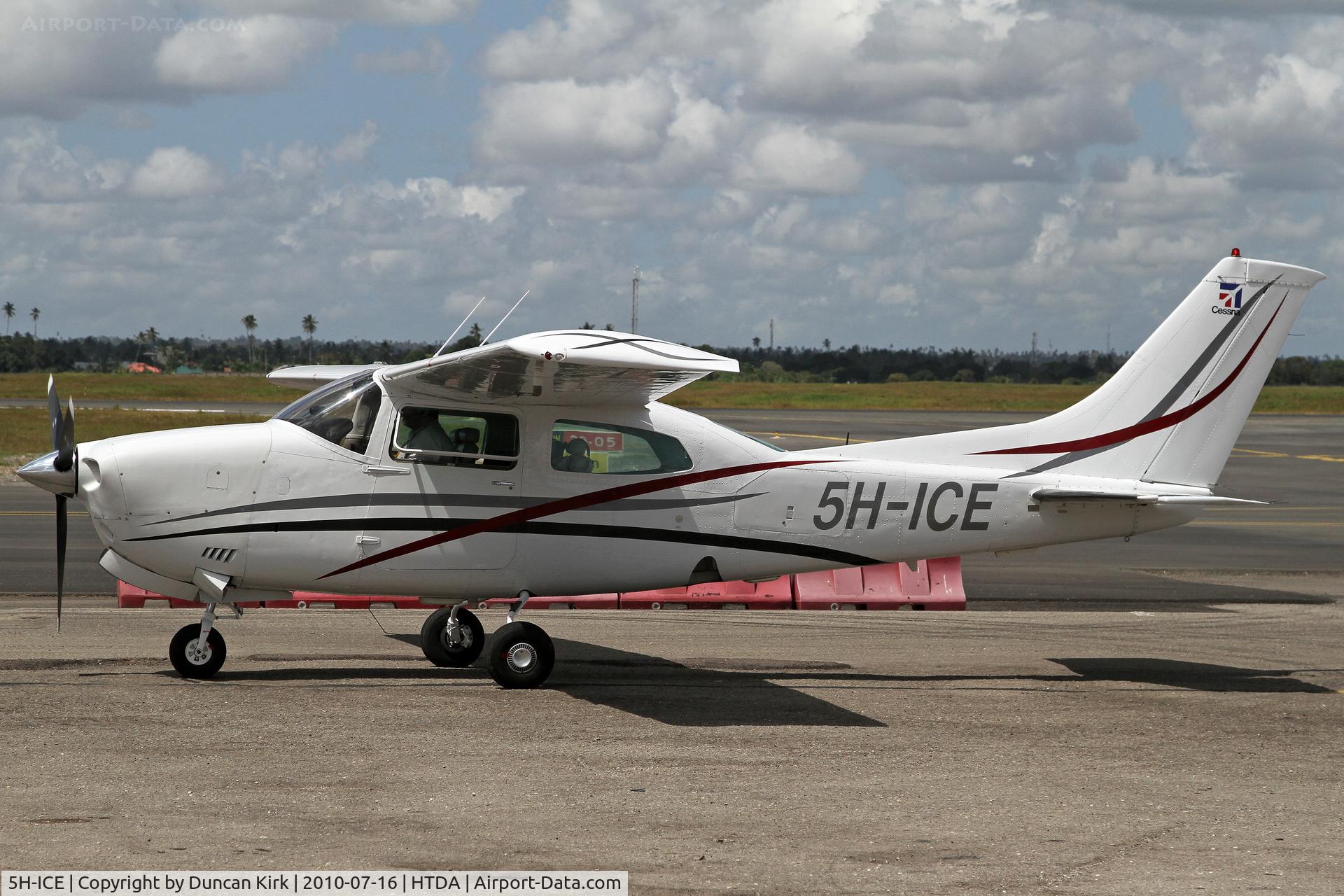 5H-ICE, 1979 Cessna T210N Turbo Centurion C/N T21083512, Seen taxiiing in at Dar Es Salaam