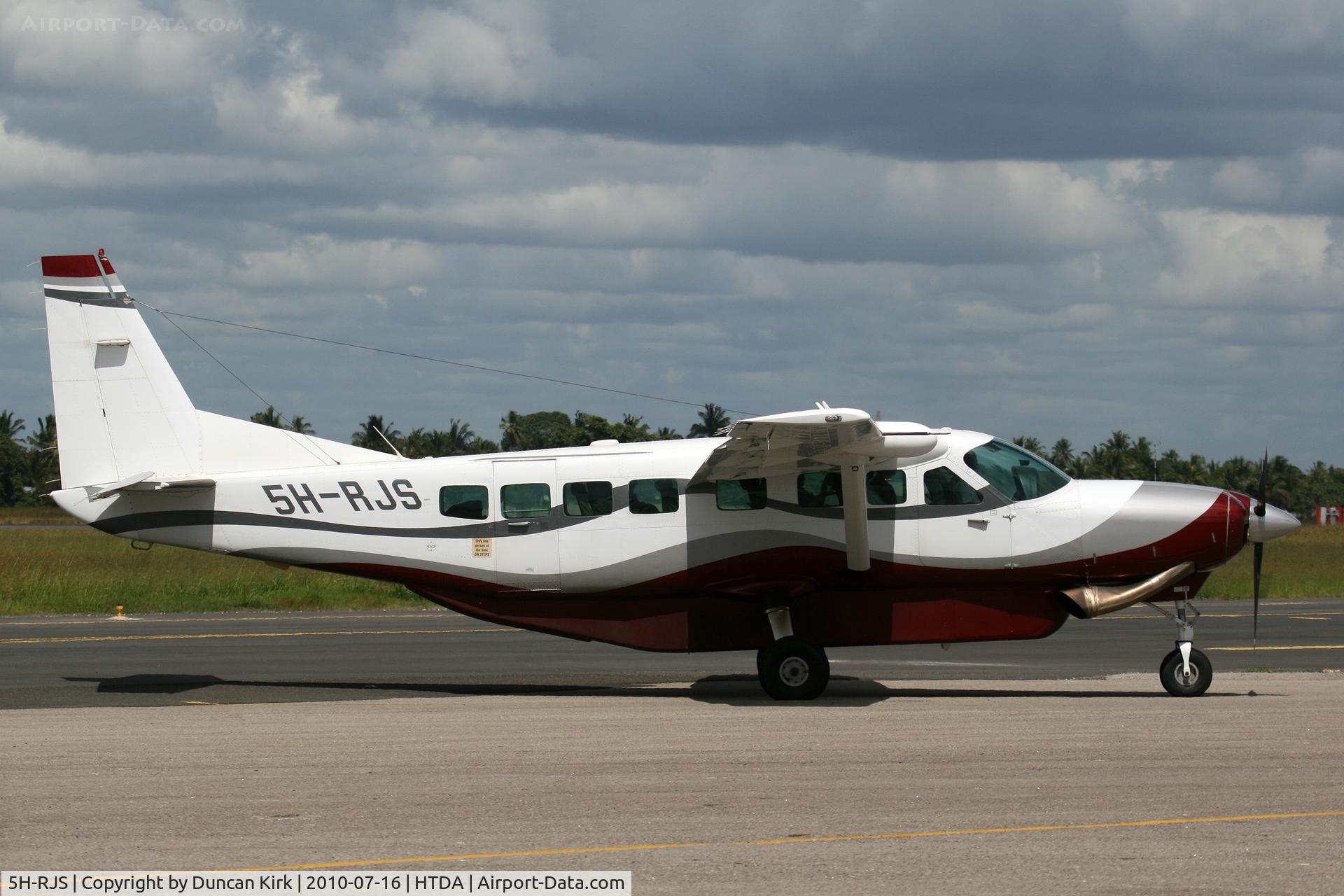 5H-RJS, 2002 Cessna 208B Grand Caravan C/N 208B0929, Leased Coastal Caravan taxiing in at Dar Es Salaam