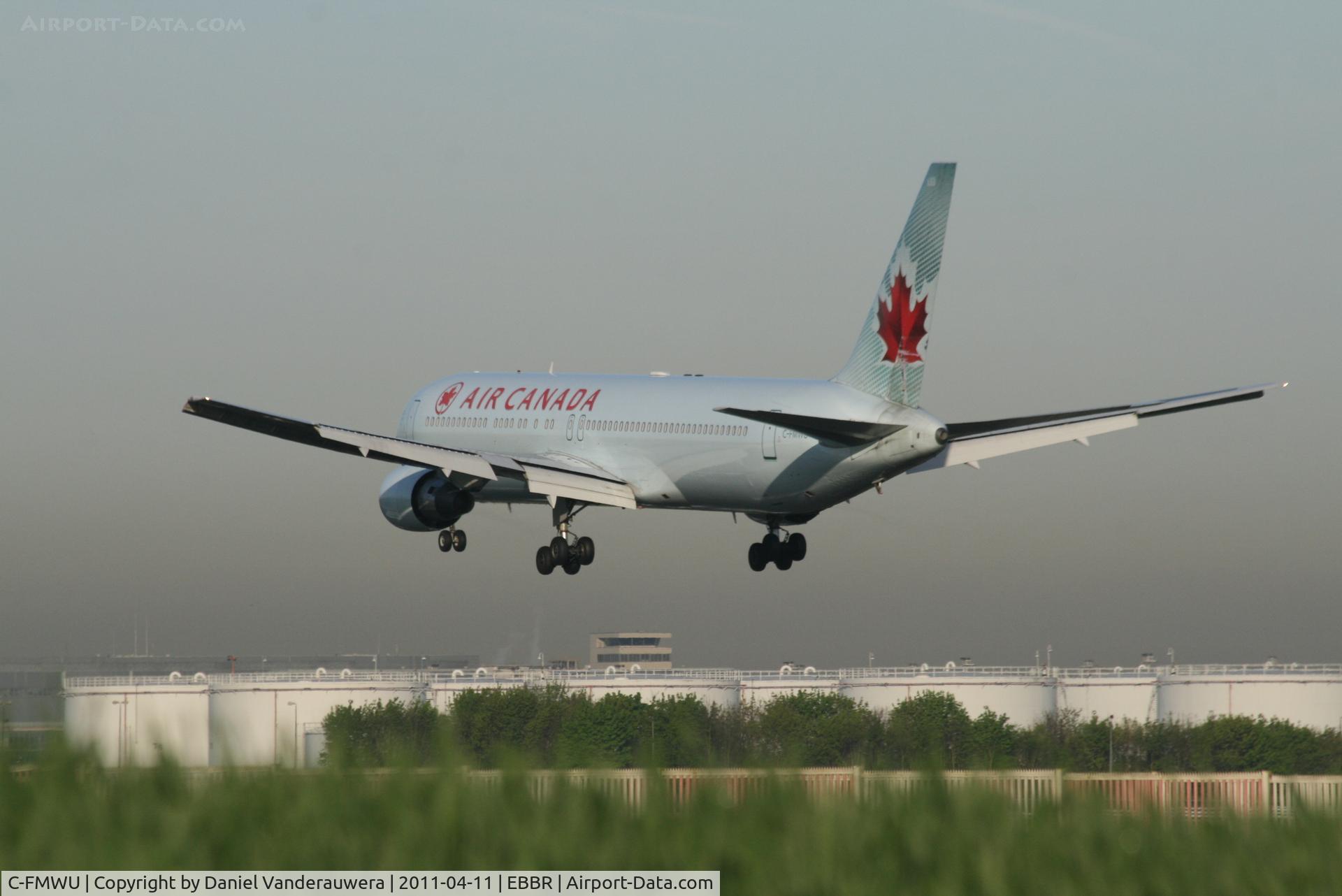 C-FMWU, 1995 Boeing 767-333 C/N 25585, Flight AC832 is descending to RWY 25L