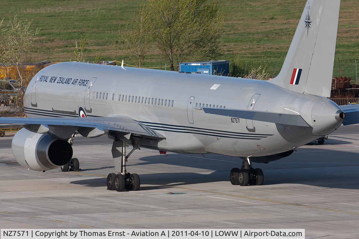 NZ7571, 1992 Boeing 757-2K2 C/N 26633, New Zealand Air Force B757
