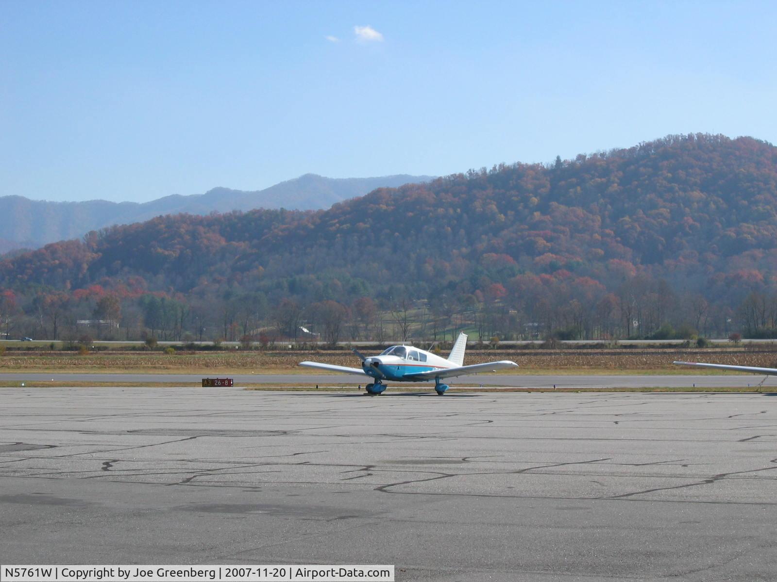 N5761W, 1964 Piper PA-28-150 Cherokee C/N 28-1532, Fall colors