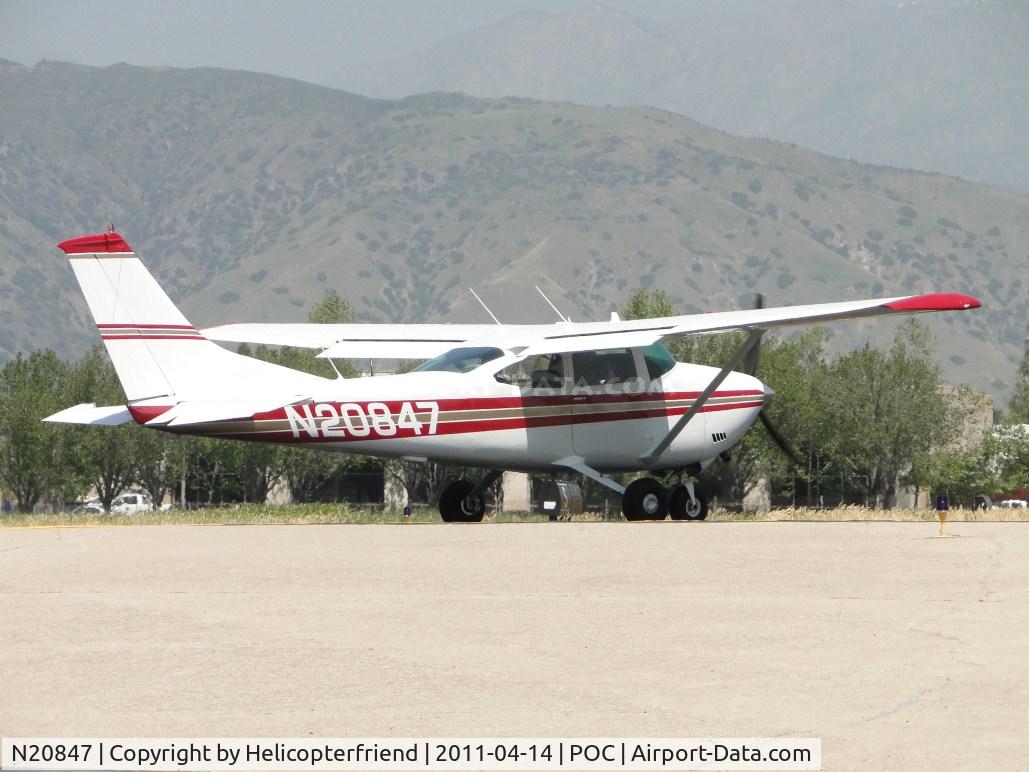 N20847, 1972 Cessna 182P Skylane C/N 18261254, Waiting permission to take off on runway 26L