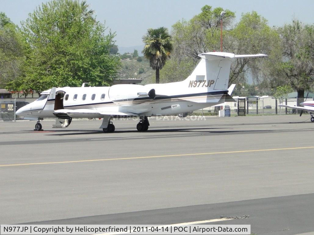 N977JP, 1997 Learjet 31A C/N 140, Loading up and getting ready to depart