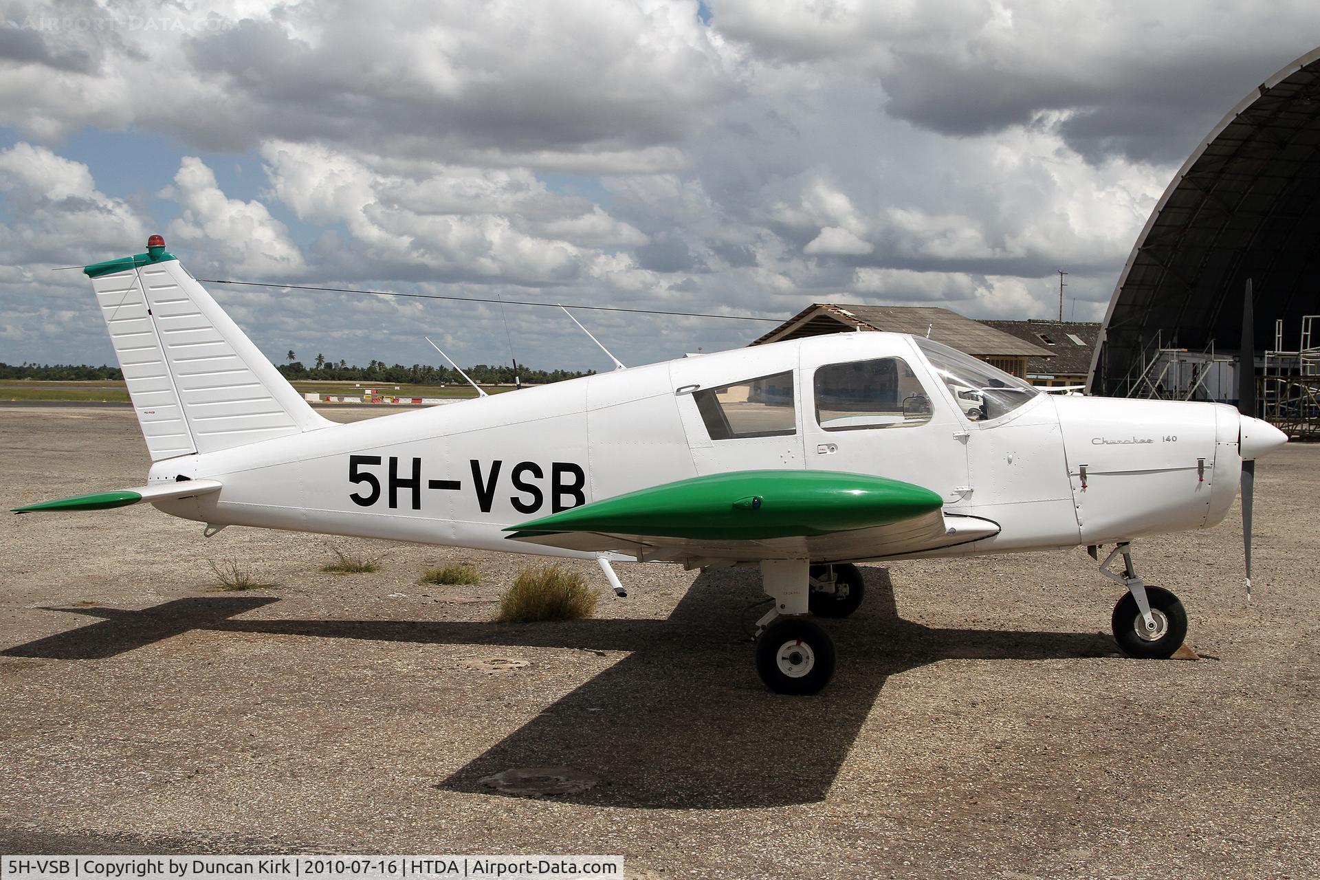 5H-VSB, 1971 Piper PA-28-140 C/N 28-7125307, Rather bland colors!