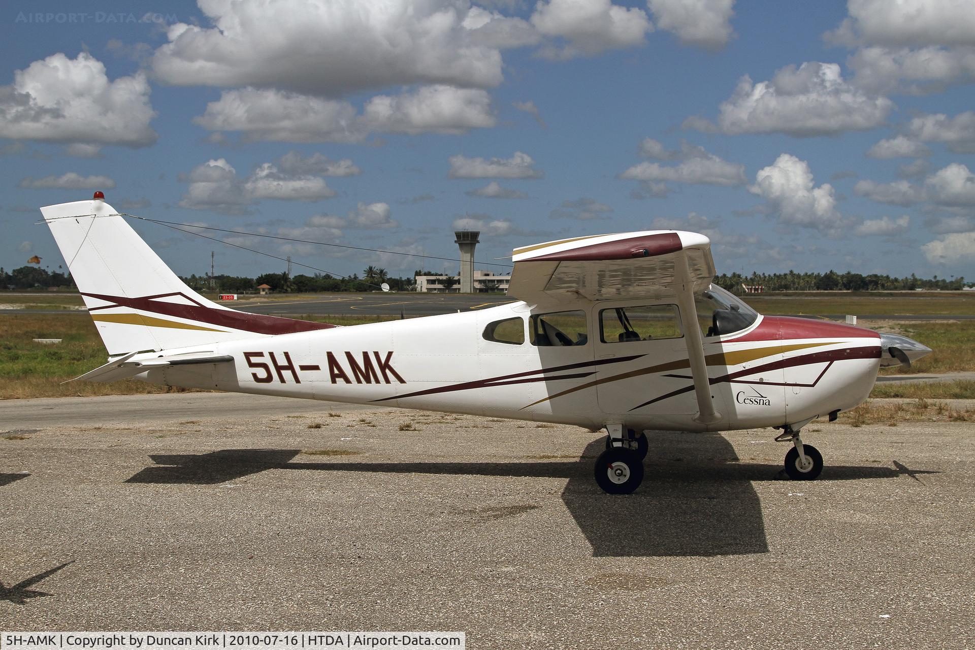 5H-AMK, 1972 Cessna 182D Skylane C/N 182-53442, This 38 year old Cessna looks in good condition