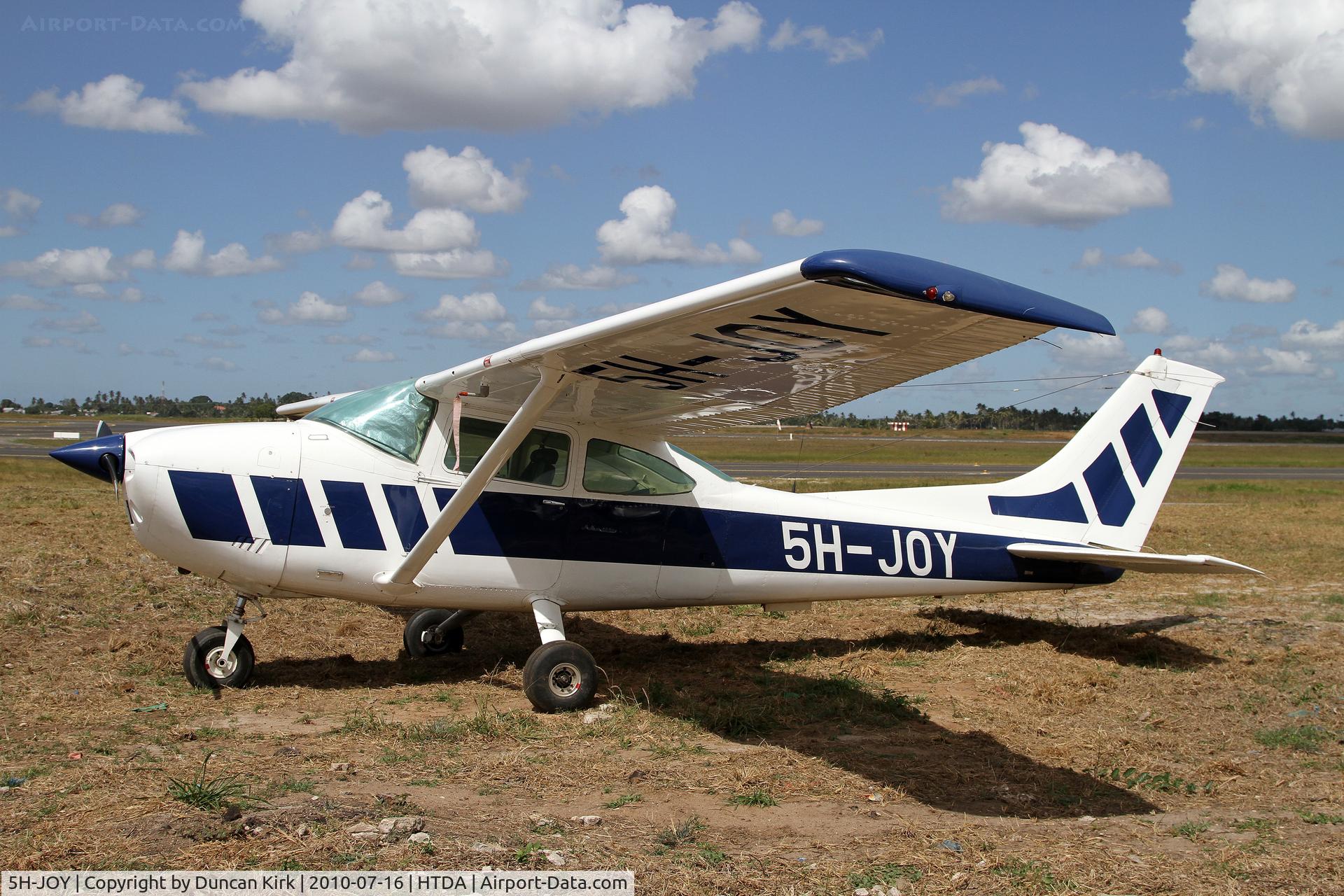 5H-JOY, 1976 Cessna 182P Skylane C/N 182-65165, A lack of ramp space