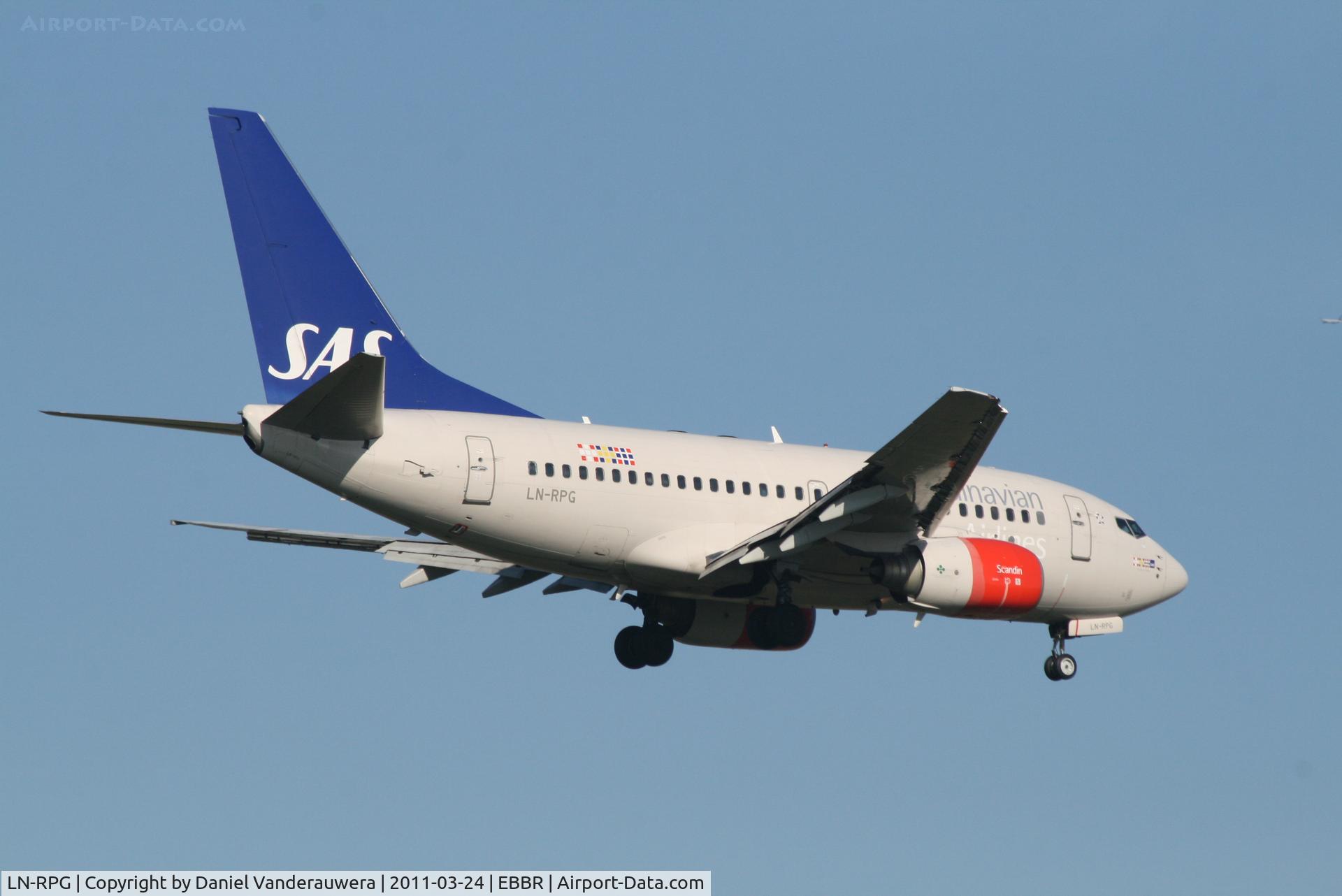 LN-RPG, 1999 Boeing 737-683 C/N 28310, Several seconds before landing on RWY 02