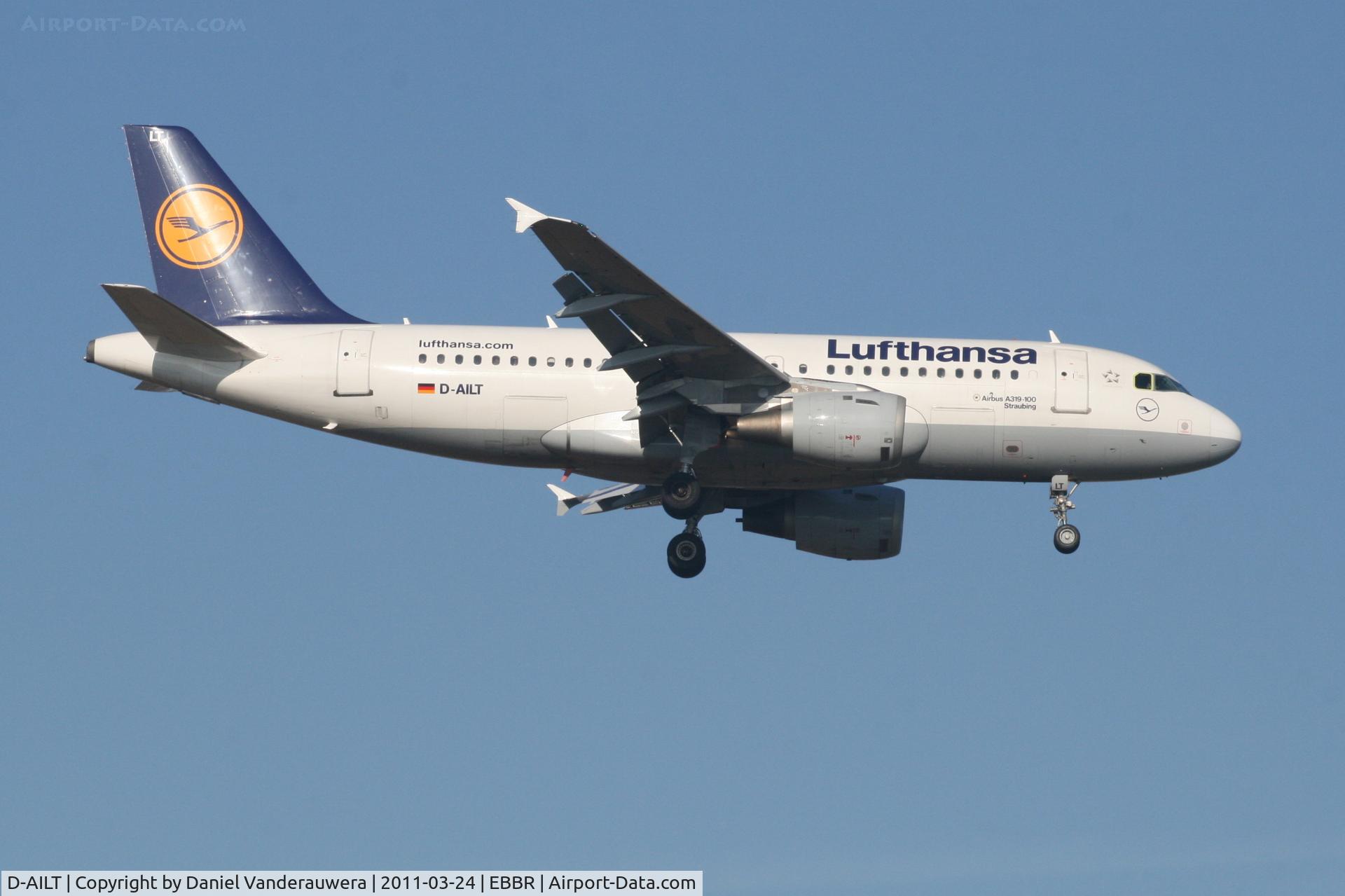 D-AILT, 1997 Airbus A319-114 C/N 738, Flight LH1006 is descending to RWY 02