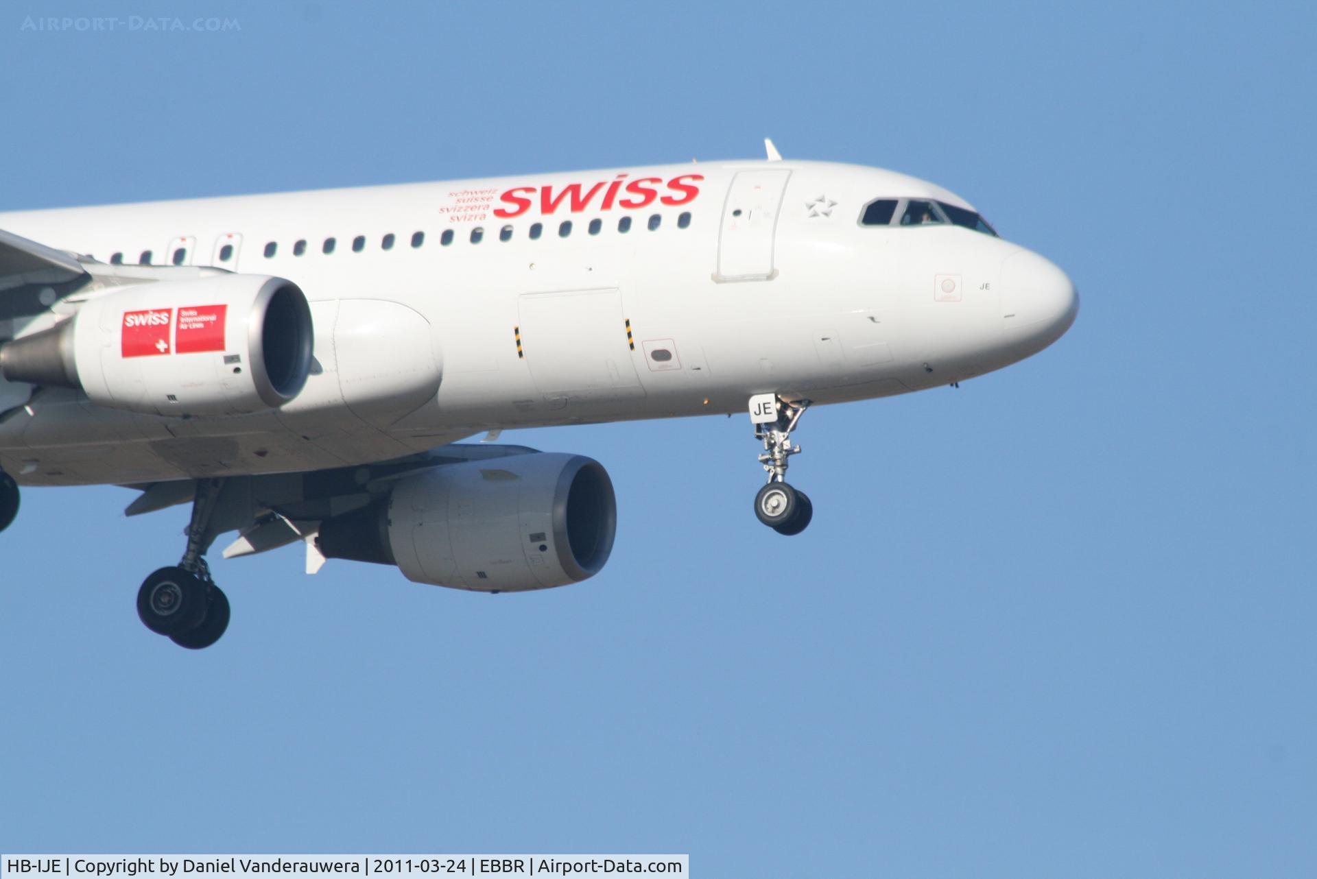HB-IJE, 1995 Airbus A320-214 C/N 559, Arrival of flight LX786 to RWY 02