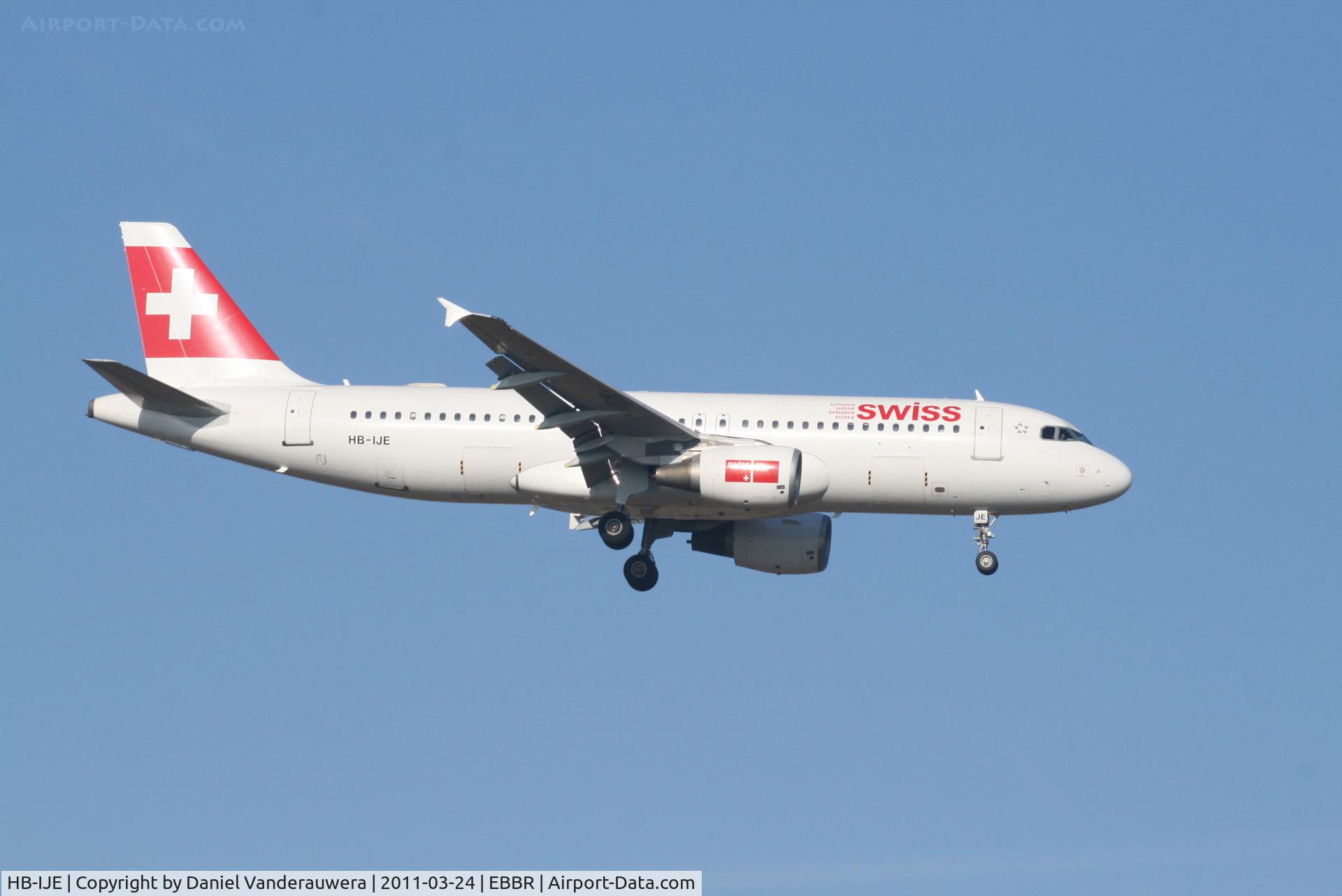HB-IJE, 1995 Airbus A320-214 C/N 559, Flight LX786 is arriving to RWY 02