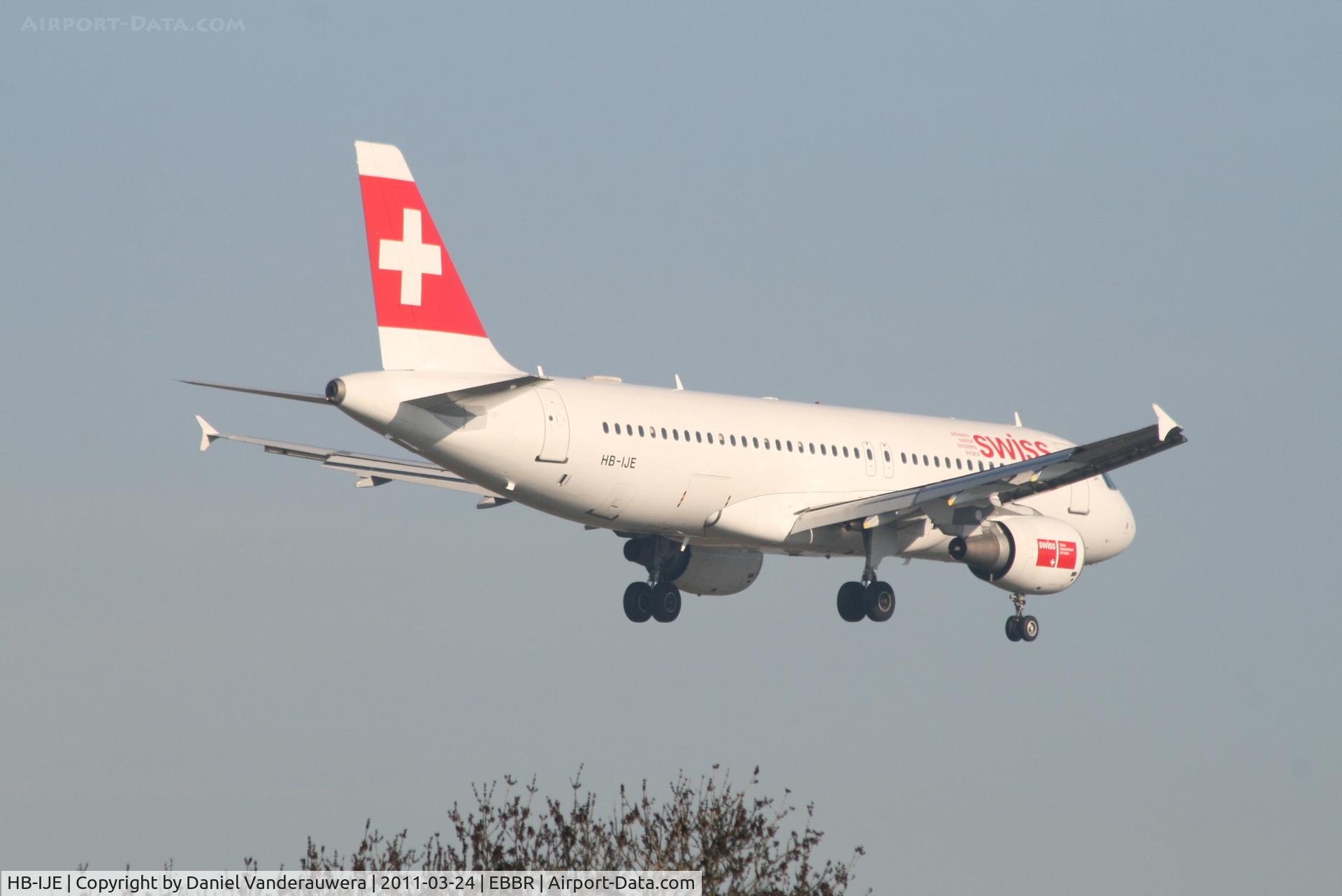 HB-IJE, 1995 Airbus A320-214 C/N 559, Flight LX786 is descending to RWY 02