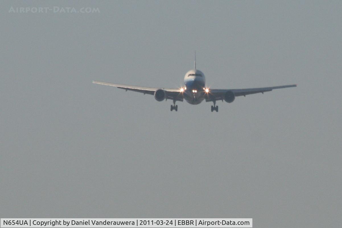 N654UA, 1992 Boeing 767-322ER C/N 25392, Flight UA972 is on approach to RWY 02