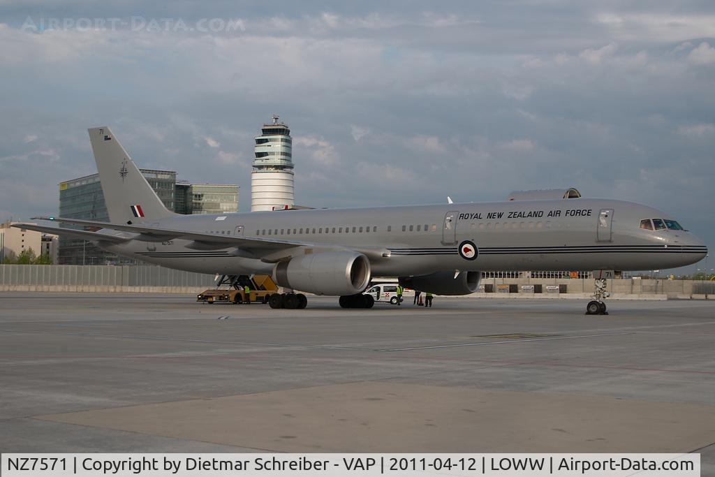 NZ7571, 1992 Boeing 757-2K2 C/N 26633, New Zealand Air Force Boeing 757-200