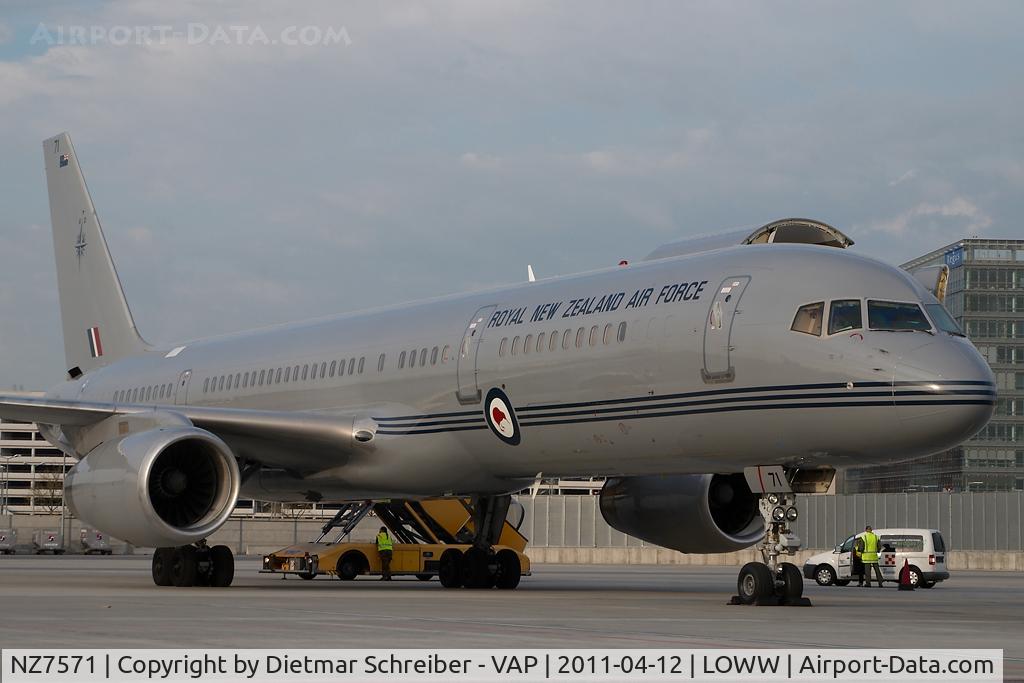 NZ7571, 1992 Boeing 757-2K2 C/N 26633, New Zealand Air Force Boeing 757-200