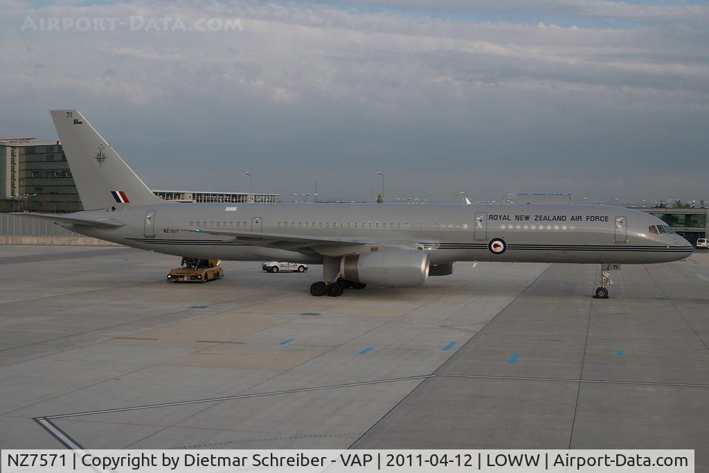 NZ7571, 1992 Boeing 757-2K2 C/N 26633, New Zealand Air Force Boeing 757-200